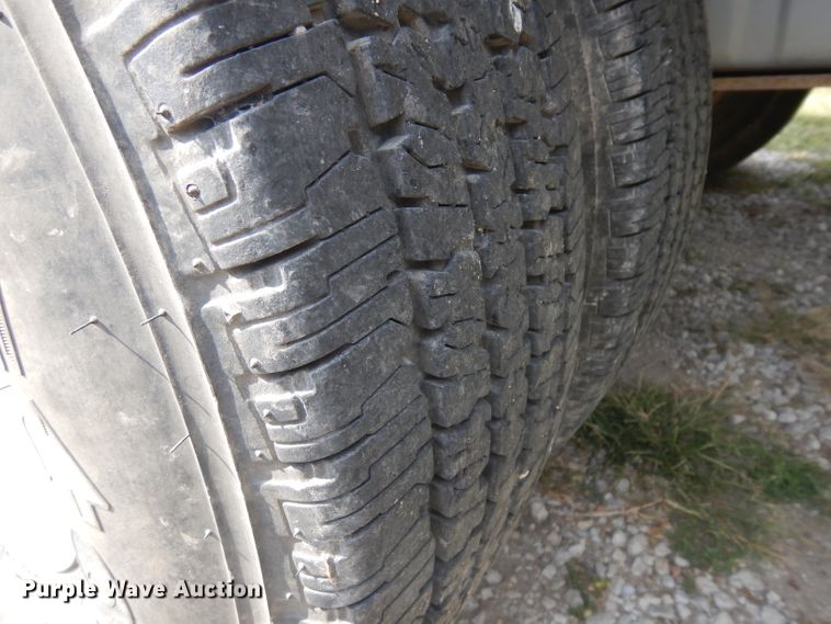 image for item GG9226 2000 Ford F350 Super Duty flatbed pickup truck