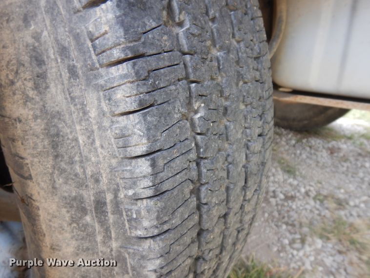 image for item GG9226 2000 Ford F350 Super Duty flatbed pickup truck