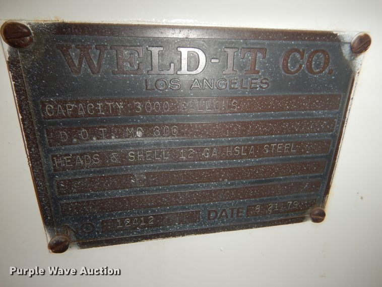 image for item GH9677 1978 International Cargo Star CO1850B fuel truck