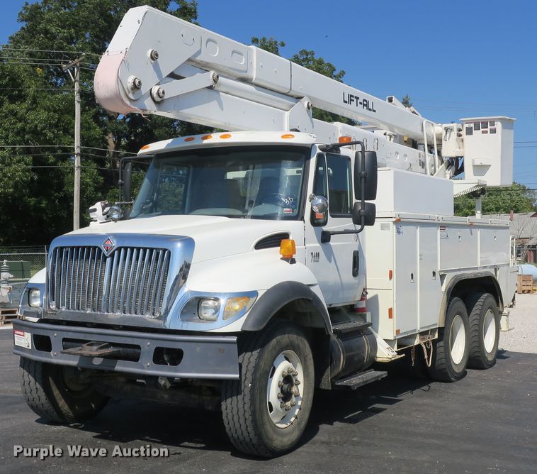 image for item DB10199 2005 International 7400 bucket truck