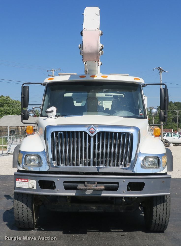 image for item DB10199 2005 International 7400 bucket truck