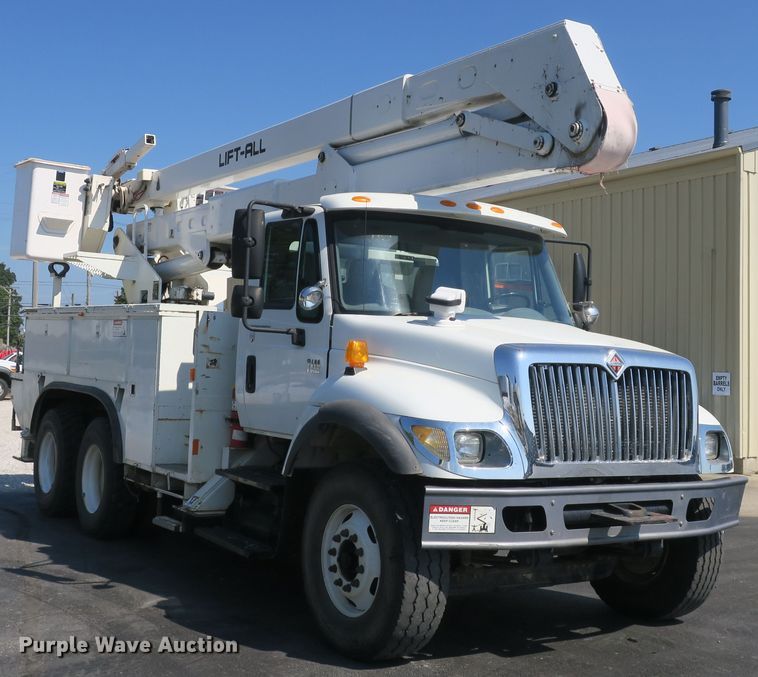 image for item DB10199 2005 International 7400 bucket truck