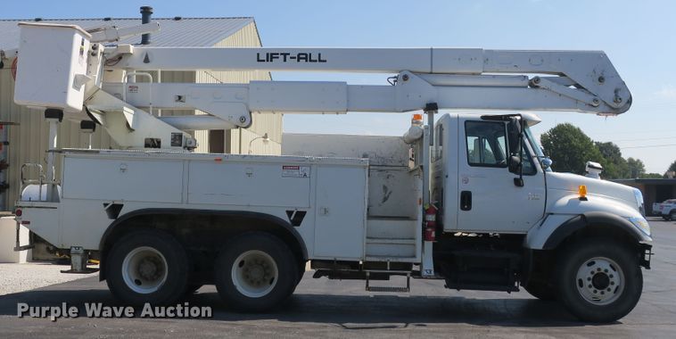image for item DB10199 2005 International 7400 bucket truck
