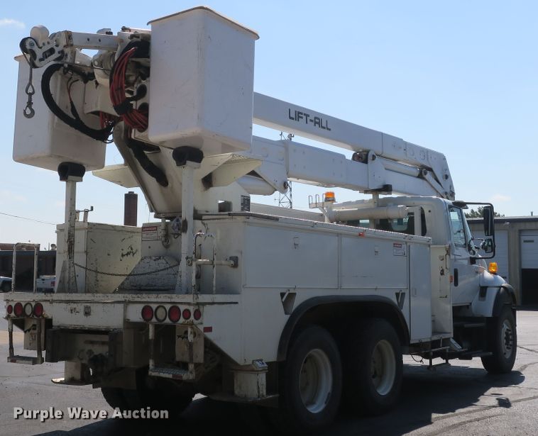 image for item DB10199 2005 International 7400 bucket truck
