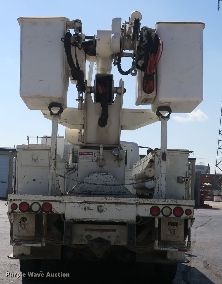 image for item DB10199 2005 International 7400 bucket truck