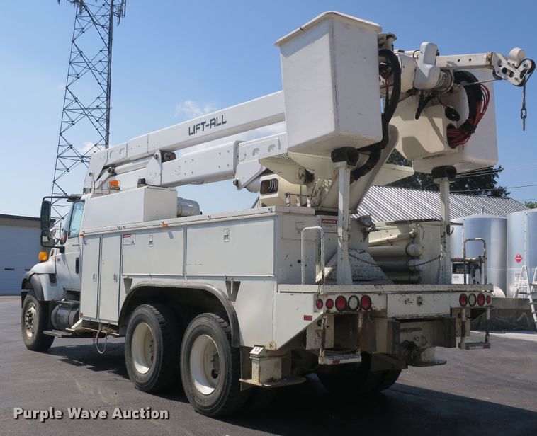 image for item DB10199 2005 International 7400 bucket truck