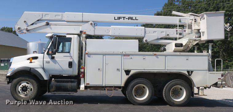 image for item DB10199 2005 International 7400 bucket truck
