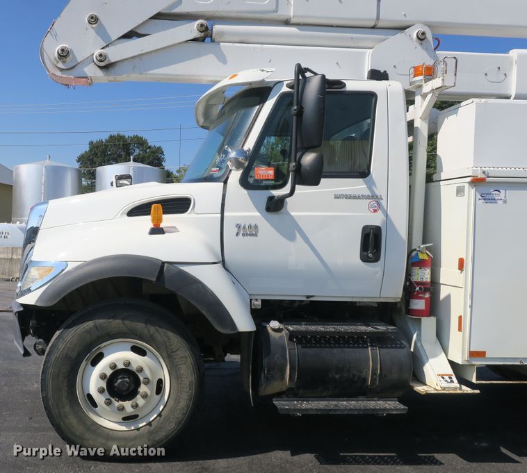image for item DB10199 2005 International 7400 bucket truck