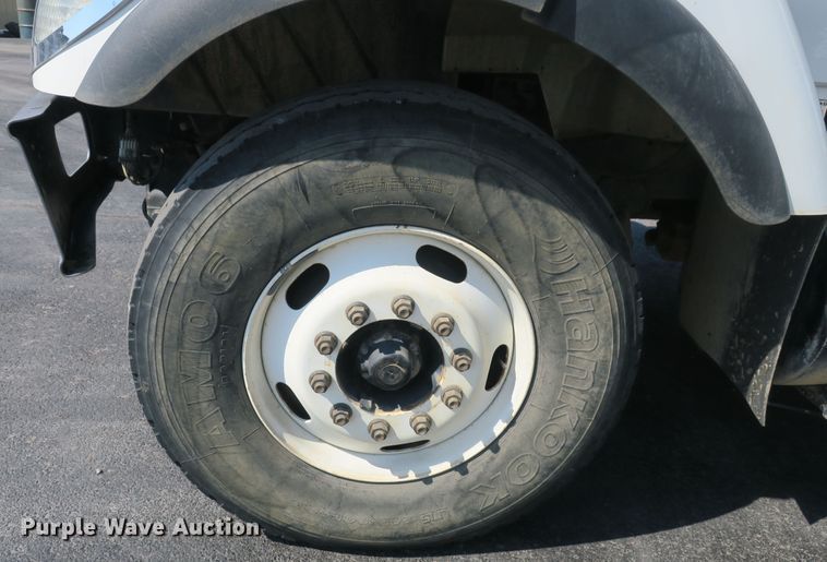 image for item DB10199 2005 International 7400 bucket truck