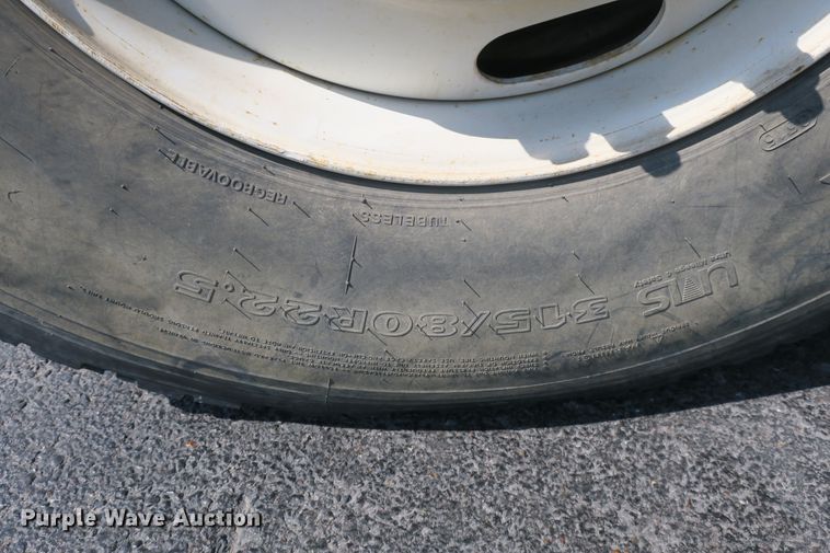 image for item DB10199 2005 International 7400 bucket truck