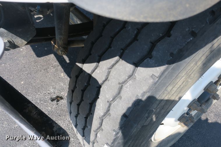 image for item DB10199 2005 International 7400 bucket truck