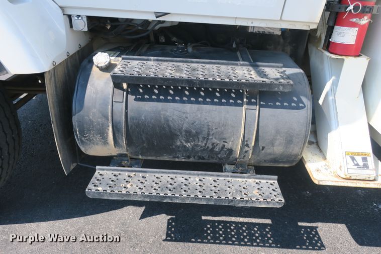 image for item DB10199 2005 International 7400 bucket truck