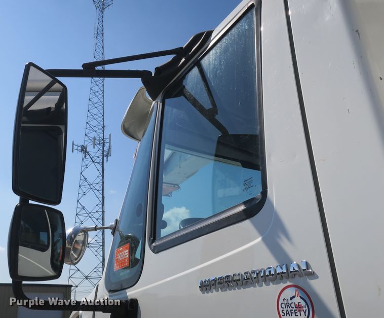 image for item DB10199 2005 International 7400 bucket truck