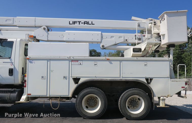image for item DB10199 2005 International 7400 bucket truck