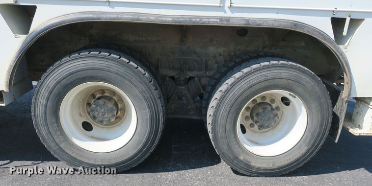 image for item DB10199 2005 International 7400 bucket truck