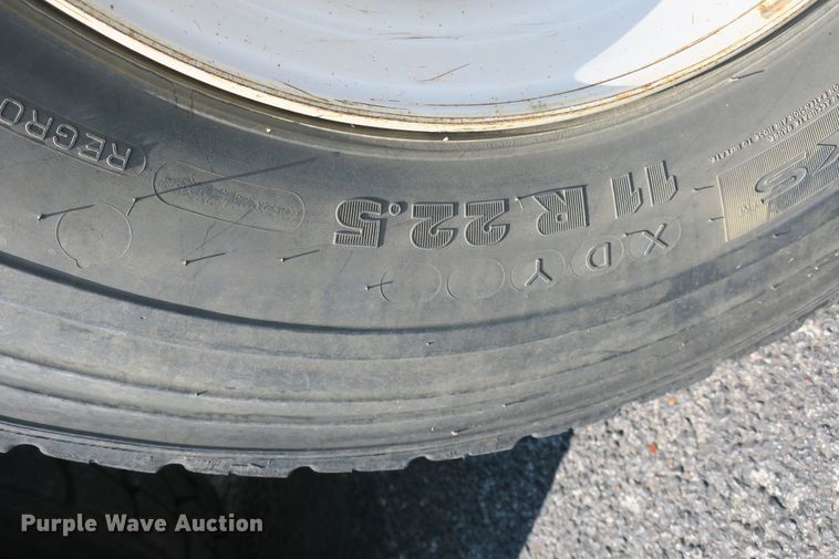 image for item DB10199 2005 International 7400 bucket truck