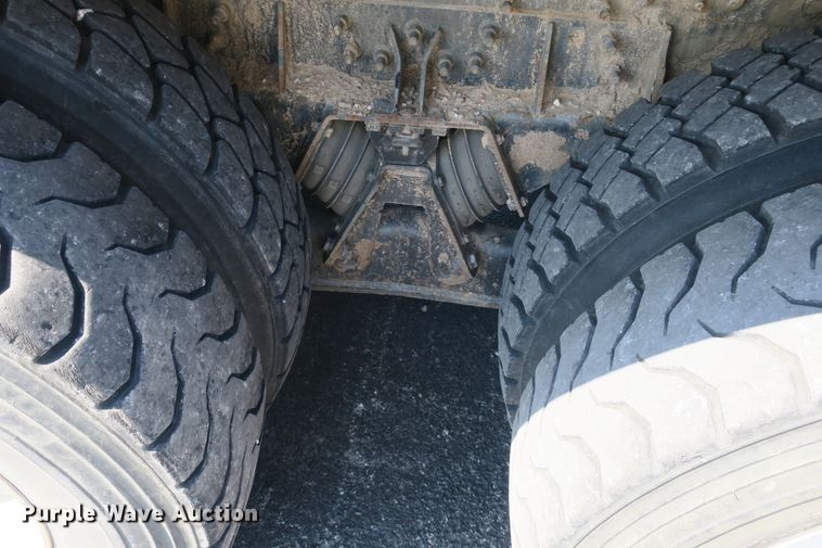 image for item DB10199 2005 International 7400 bucket truck