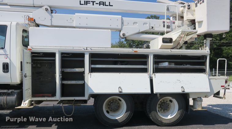 image for item DB10199 2005 International 7400 bucket truck