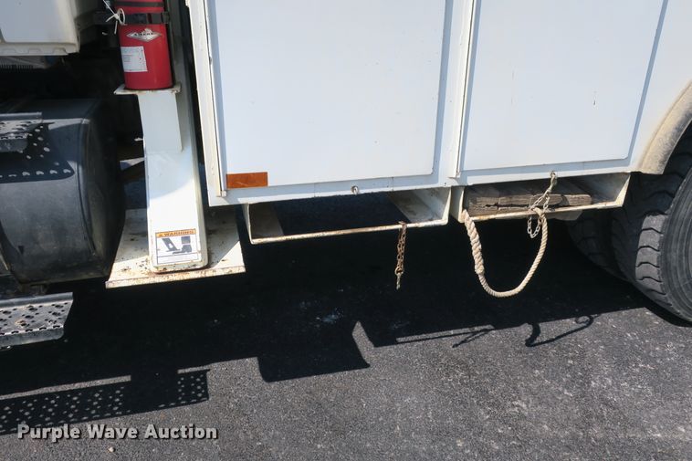 image for item DB10199 2005 International 7400 bucket truck