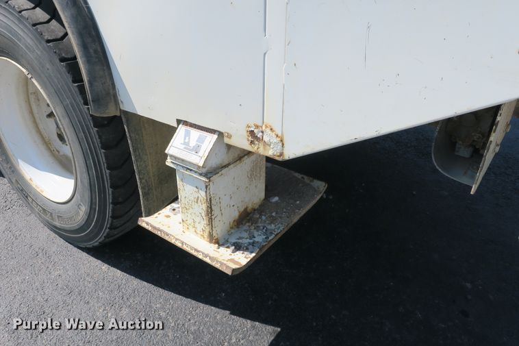 image for item DB10199 2005 International 7400 bucket truck