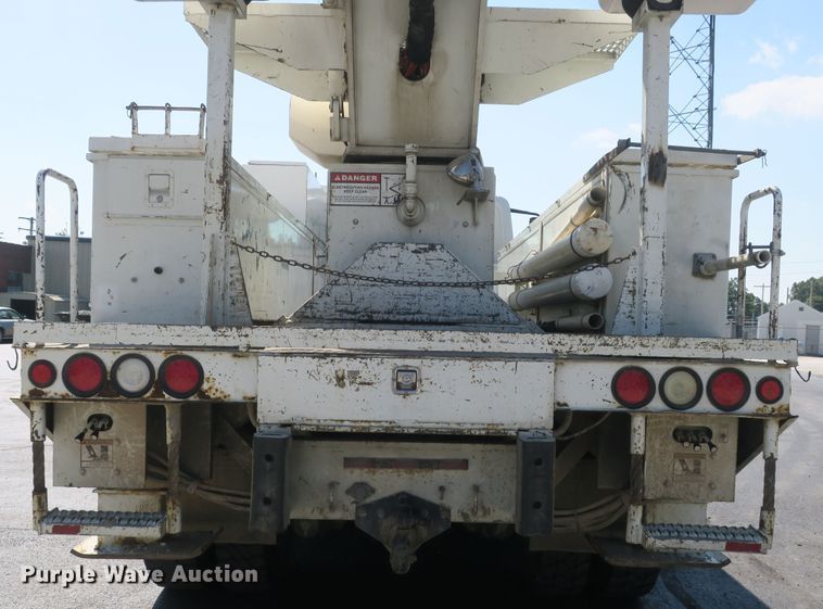 image for item DB10199 2005 International 7400 bucket truck