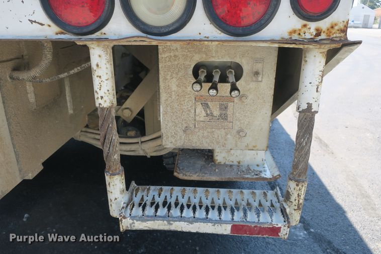 image for item DB10199 2005 International 7400 bucket truck