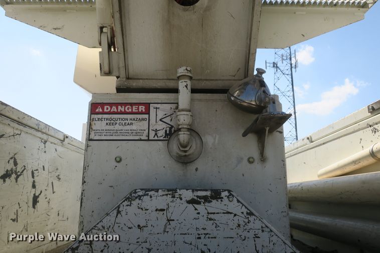 image for item DB10199 2005 International 7400 bucket truck