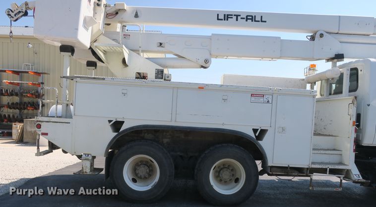 image for item DB10199 2005 International 7400 bucket truck