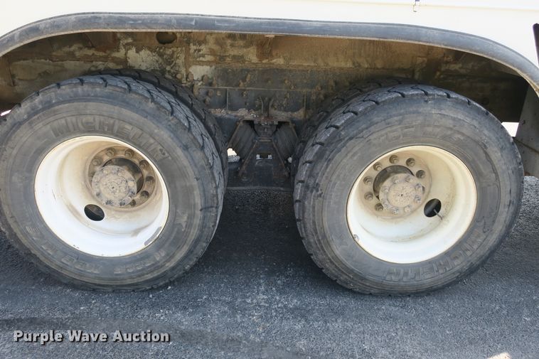 image for item DB10199 2005 International 7400 bucket truck