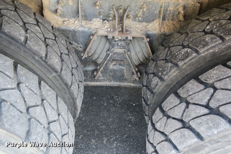 image for item DB10199 2005 International 7400 bucket truck