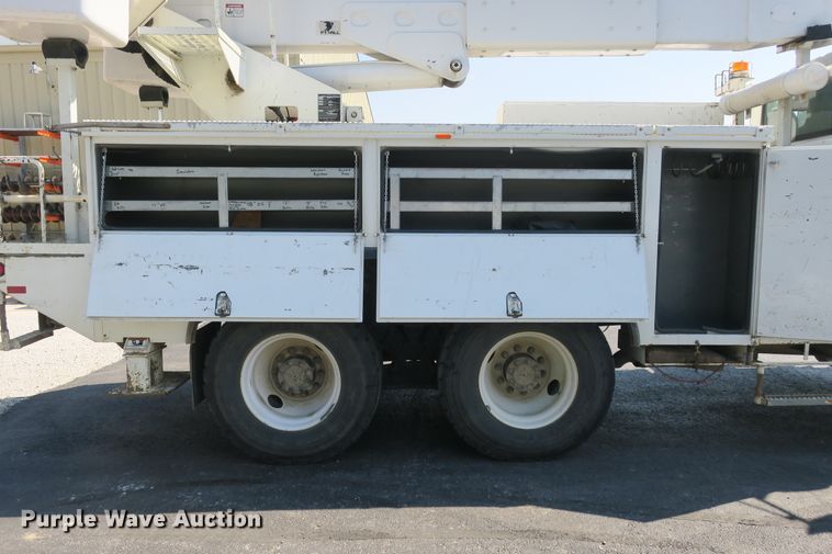 image for item DB10199 2005 International 7400 bucket truck