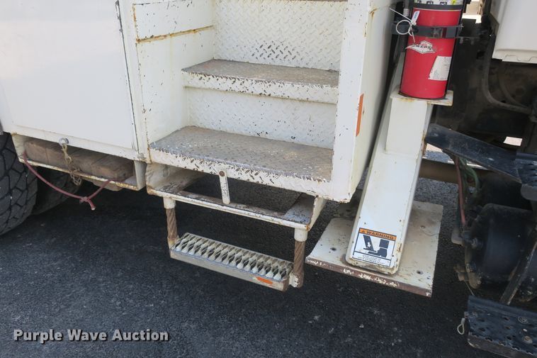 image for item DB10199 2005 International 7400 bucket truck