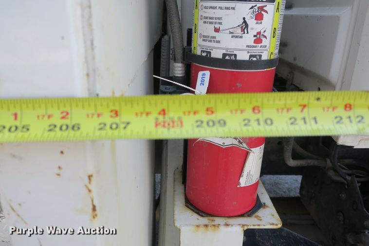 image for item DB10199 2005 International 7400 bucket truck