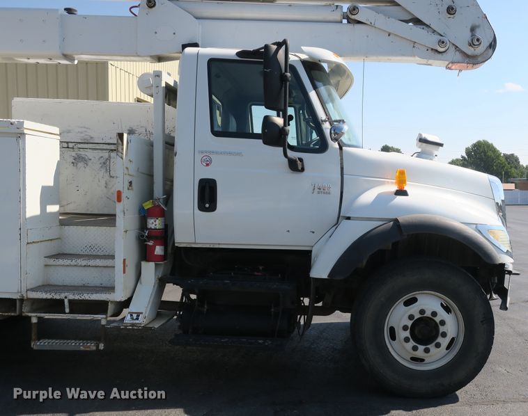 image for item DB10199 2005 International 7400 bucket truck