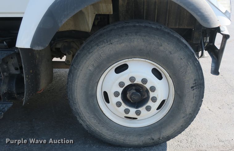 image for item DB10199 2005 International 7400 bucket truck