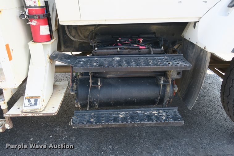 image for item DB10199 2005 International 7400 bucket truck