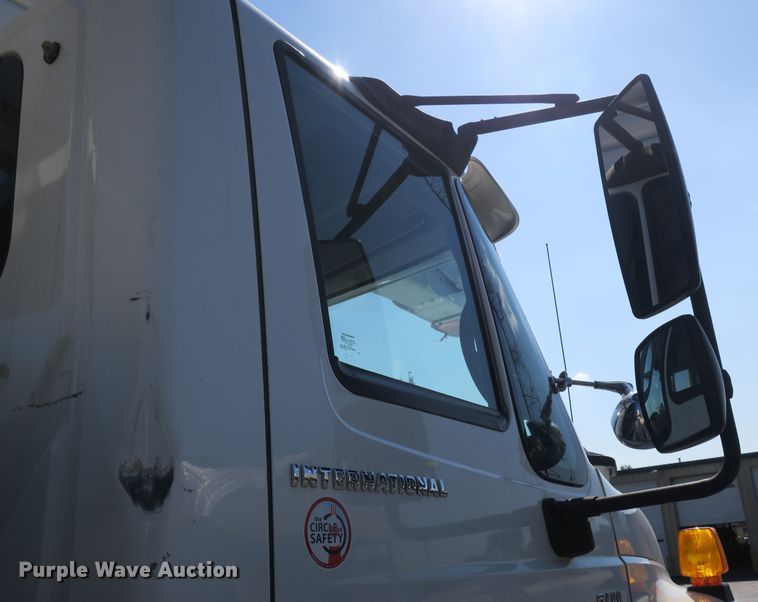 image for item DB10199 2005 International 7400 bucket truck