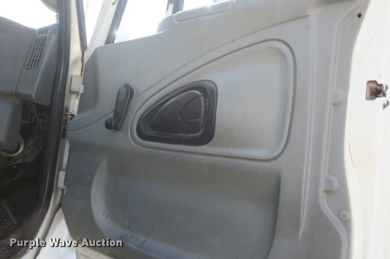 image for item DB10199 2005 International 7400 bucket truck