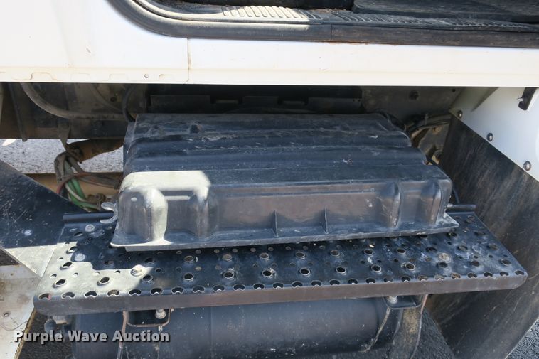 image for item DB10199 2005 International 7400 bucket truck