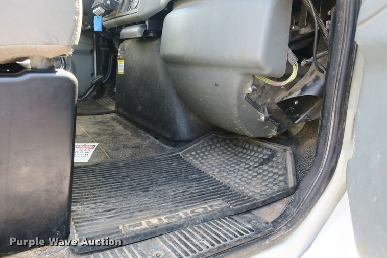 image for item DB10199 2005 International 7400 bucket truck