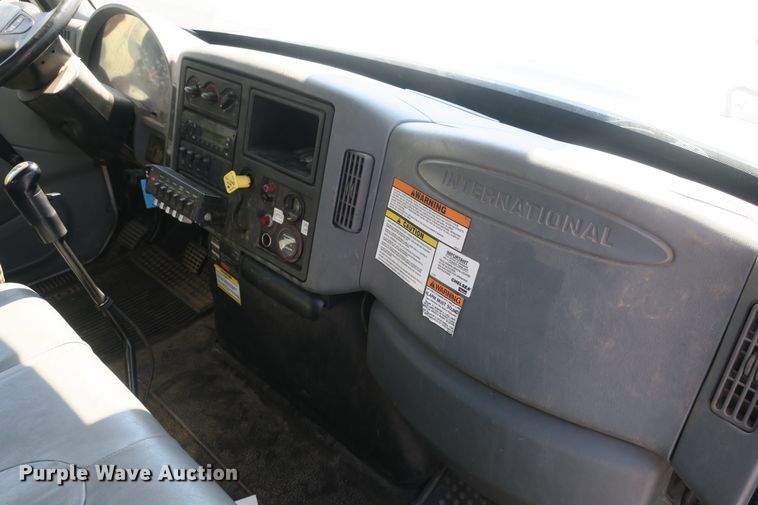 image for item DB10199 2005 International 7400 bucket truck