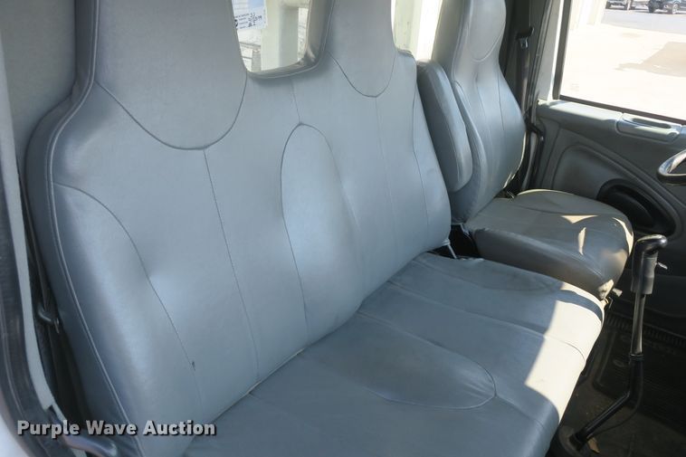 image for item DB10199 2005 International 7400 bucket truck