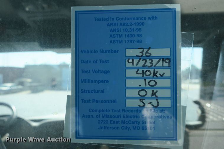 image for item DB10199 2005 International 7400 bucket truck