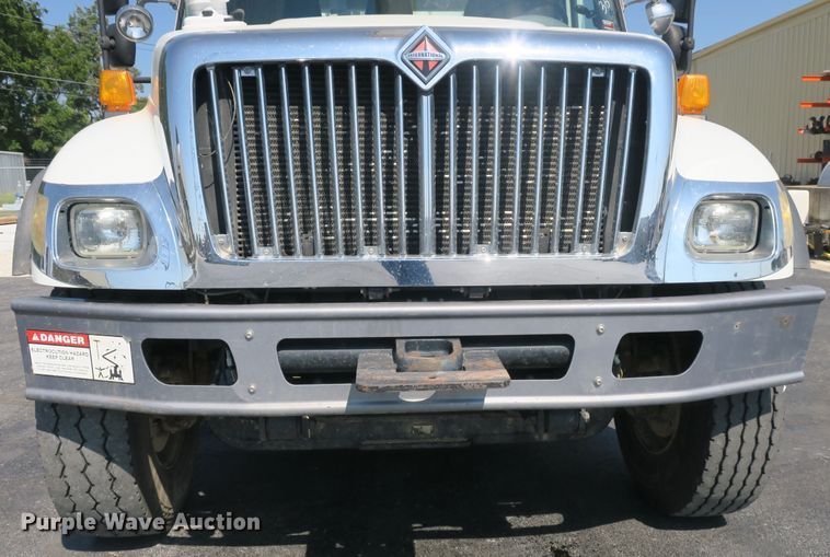 image for item DB10199 2005 International 7400 bucket truck