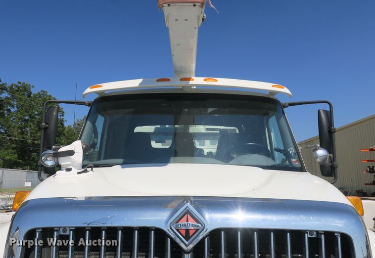 image for item DB10199 2005 International 7400 bucket truck