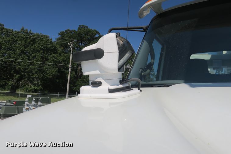 image for item DB10199 2005 International 7400 bucket truck