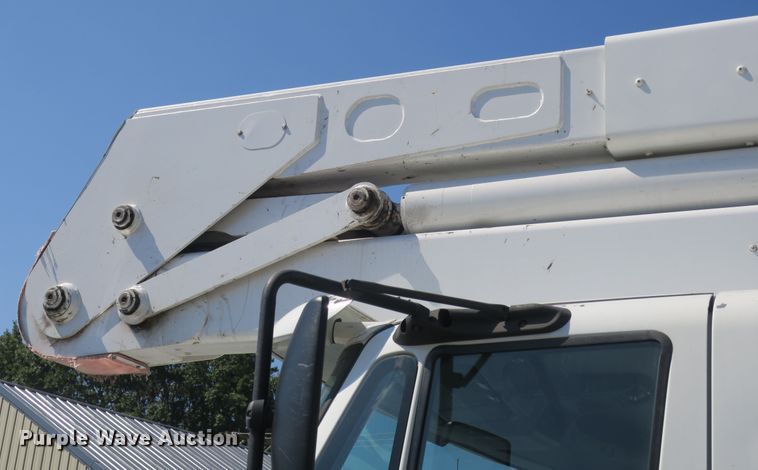 image for item DB10199 2005 International 7400 bucket truck