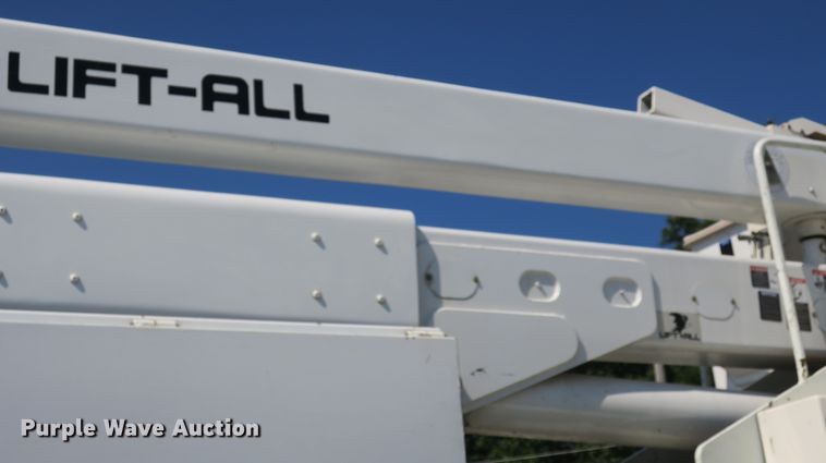 image for item DB10199 2005 International 7400 bucket truck