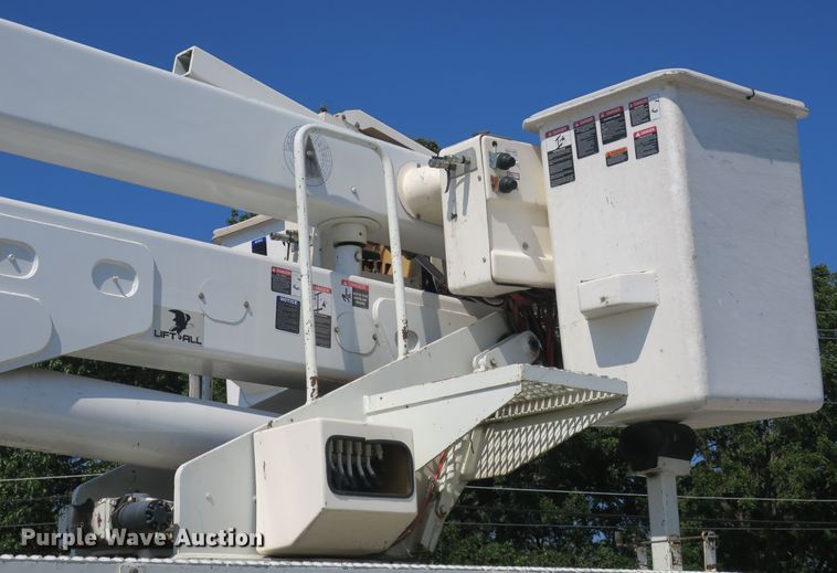 image for item DB10199 2005 International 7400 bucket truck