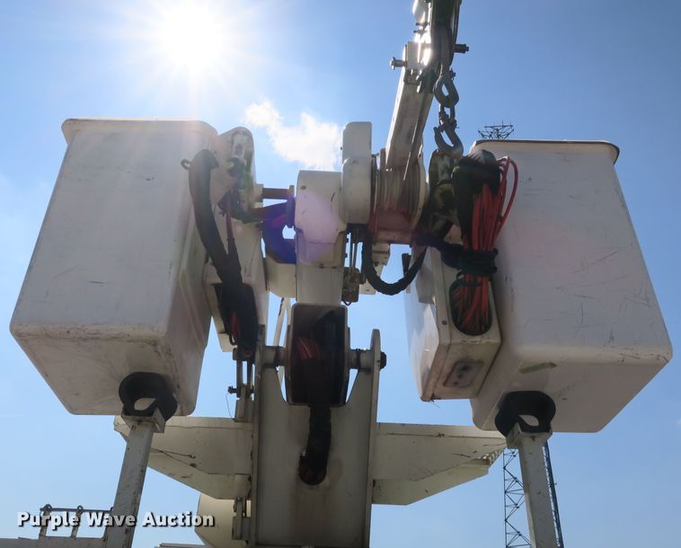 image for item DB10199 2005 International 7400 bucket truck